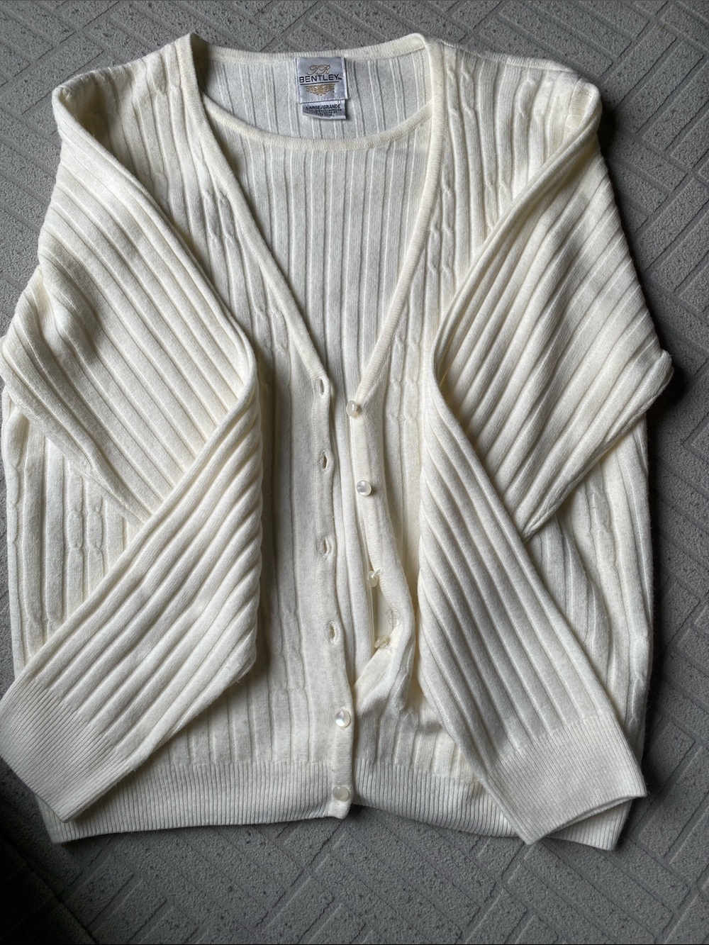 Bentley Cream Ribbed V-Neck Button-Front Grannycore Cardigan Size large